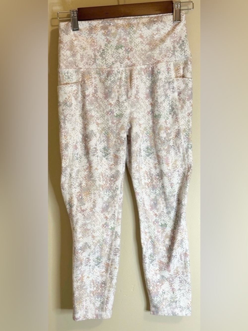 🤍 Reebok Women's Pastel Patterned Leggings - Size Small 21” Inseam - SUPER soft